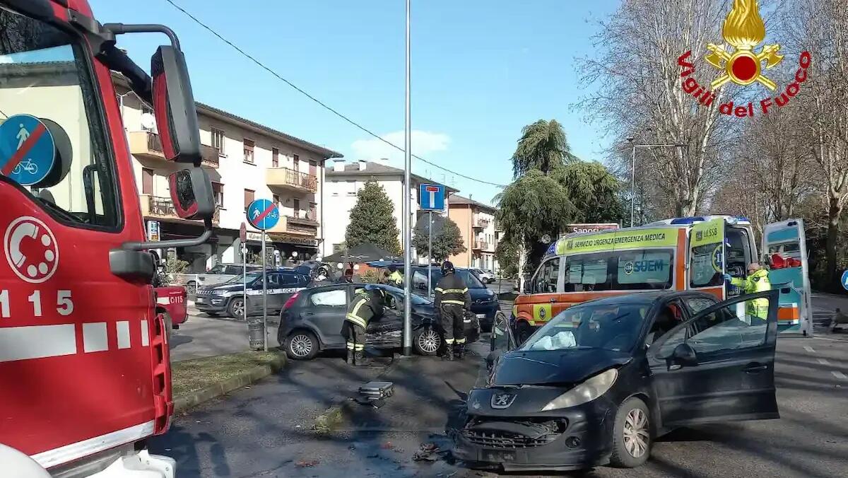 Incidente stradale tra due auto: tre feriti nello schianto, trasportati in ospedale, traffico deviato - 