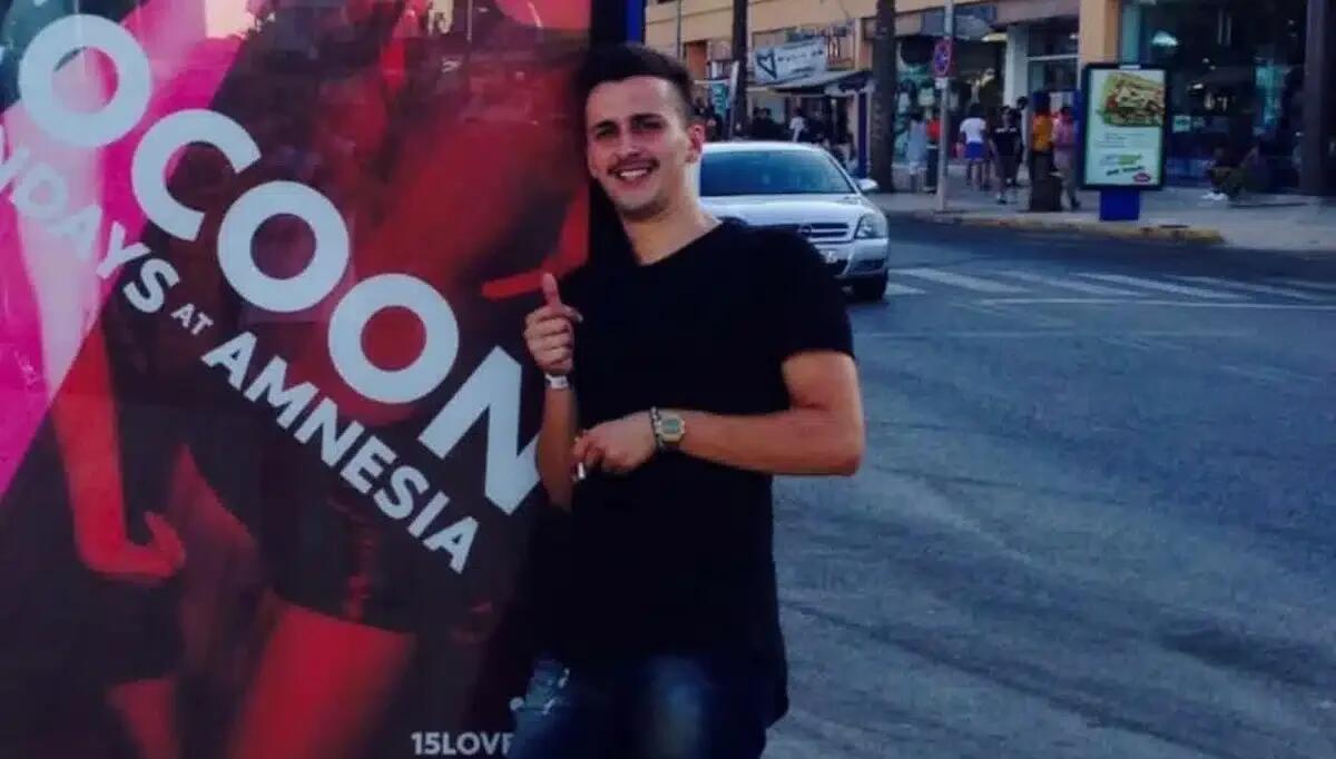 Arresto cardiaco fatale nella notte: Nicola De Bei trovato morto nel suo ufficio, aveva 31 anni - 