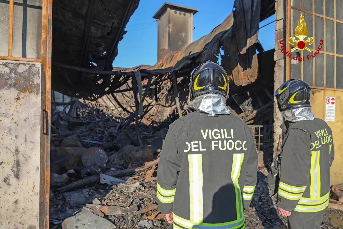 Incendio nell'azienda di recupero pile e accumulatori: spegnimento degli ultimi focolai tra le macerie -