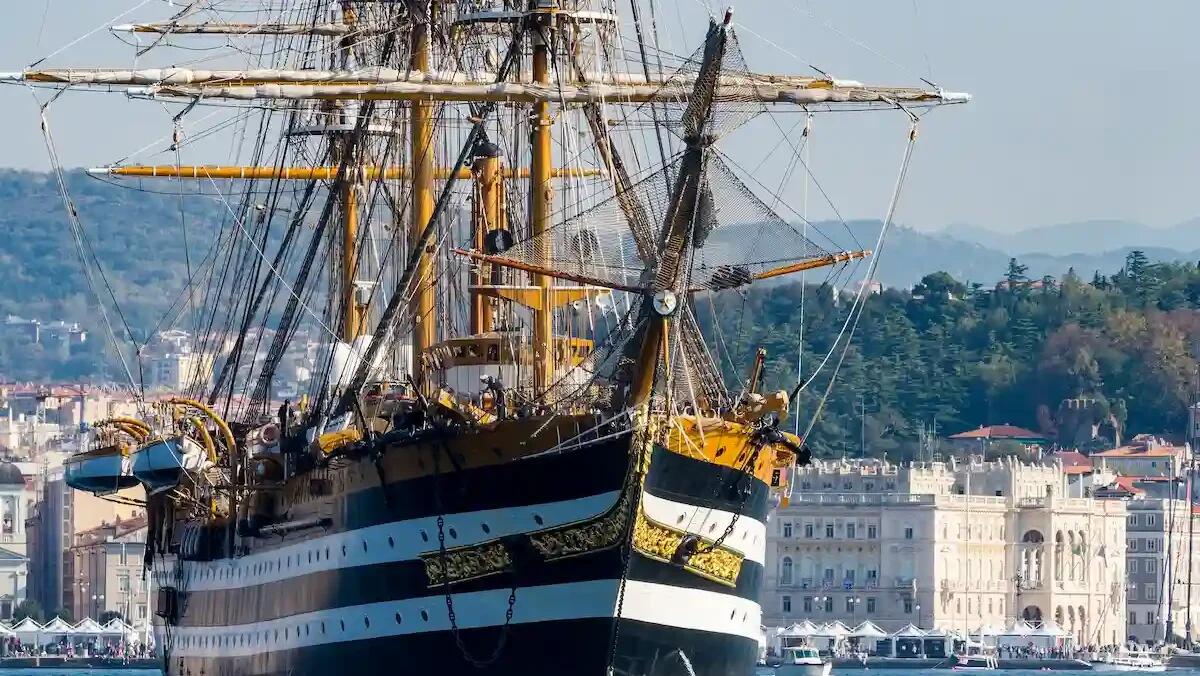 La nave Amerigo Vespucci ritorna in Italia, prima tappa a Trieste: sarà accolta dalle Frecce Tricolori - 