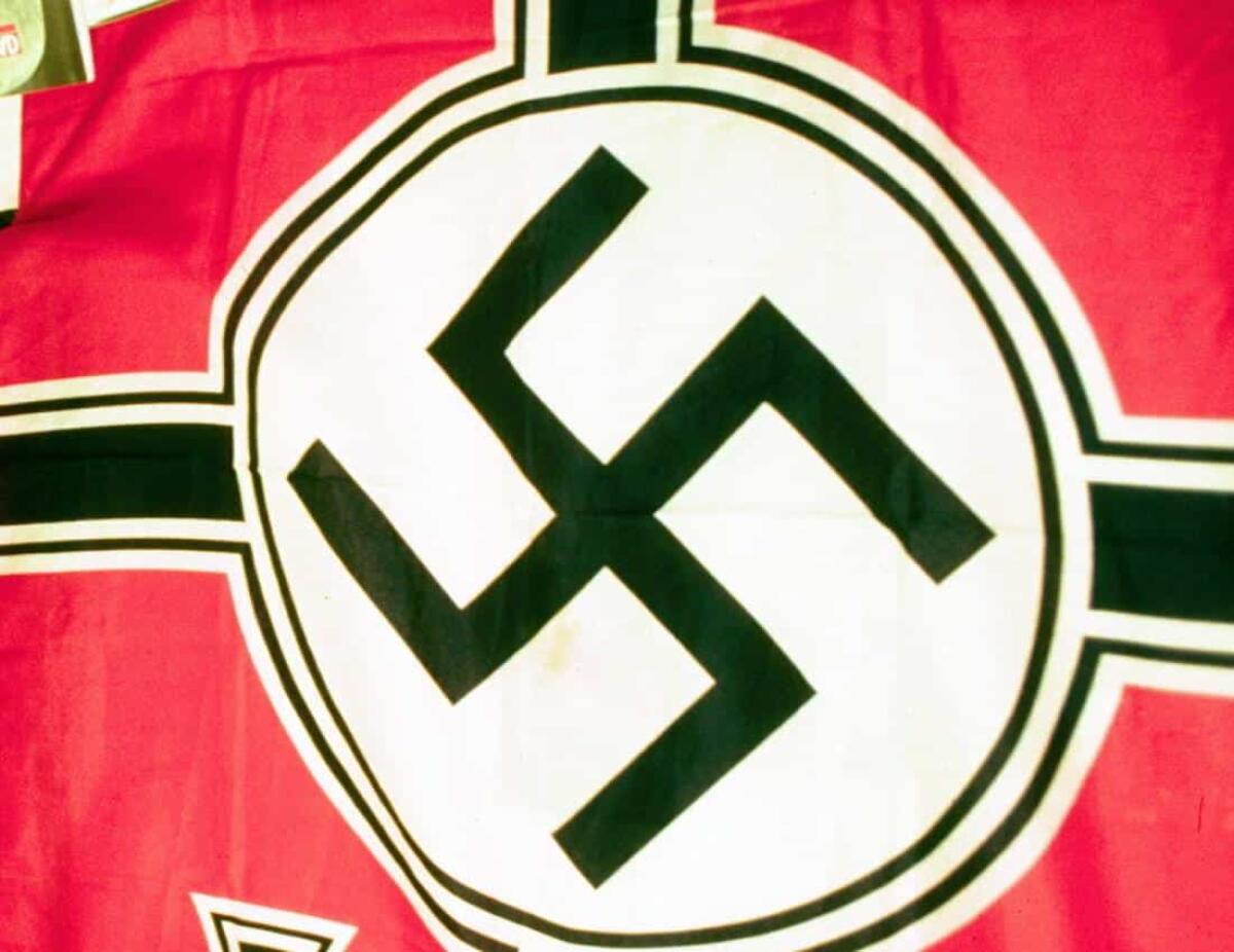 Processo agli estremisti: esposta bandiera nazista su bara funerale - 