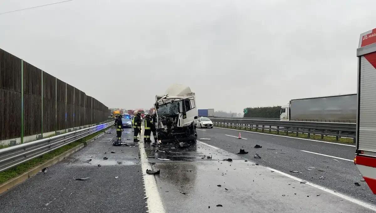 Scontro tra mezzi pesanti: ferito un conducente, estratto dall'abitacolo dai Vigili del Fuoco - 