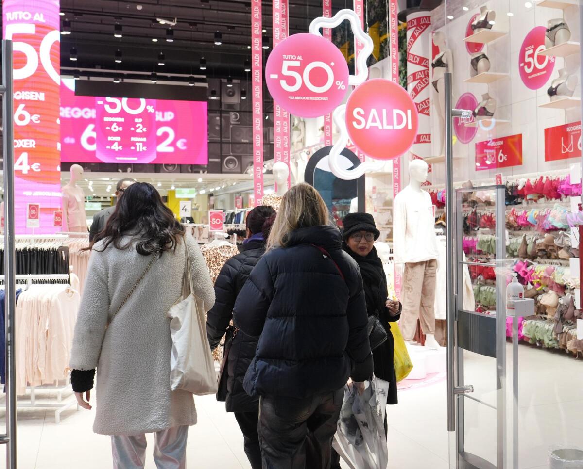 Saldi invernali: partenza oggi in Val d'Aosta, dal 4 in tutta Italia - 