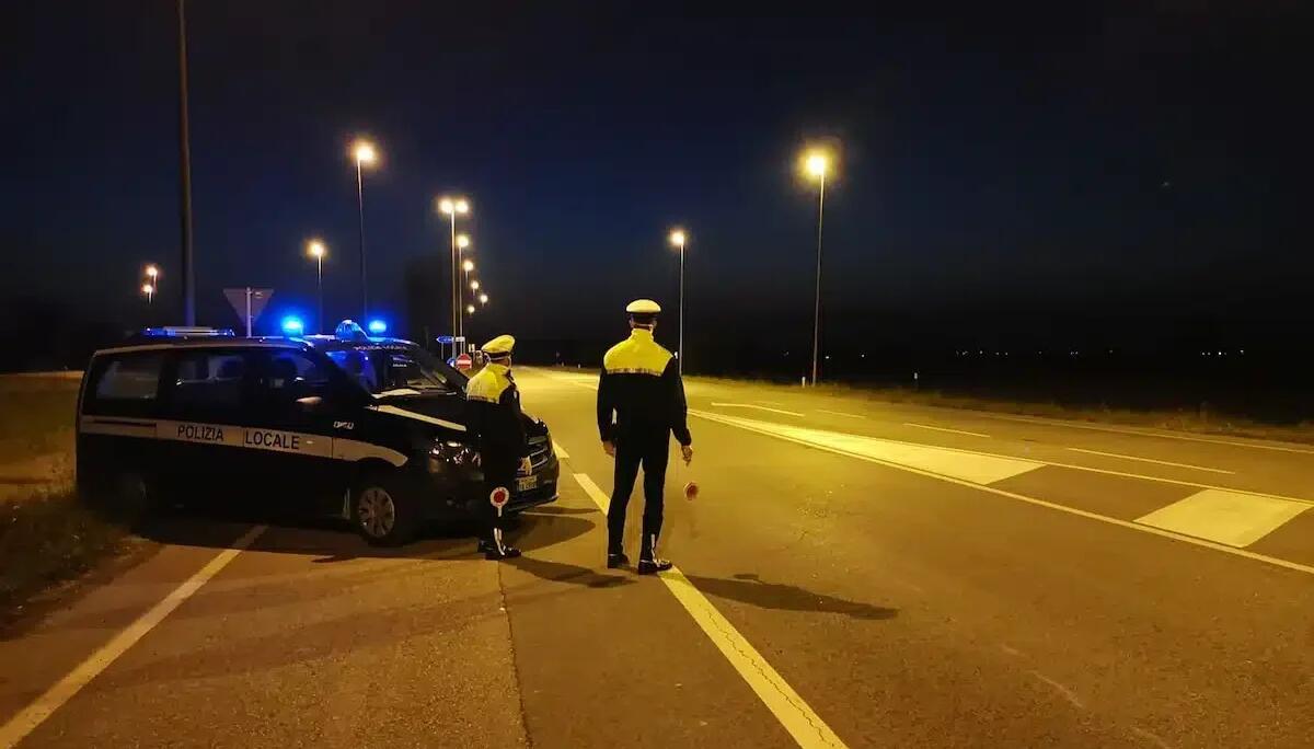 Ubriaco alla guida di un'auto sotto sequestro ignora l'Alt della Polizia: fermato dopo un folle inseguimento - 