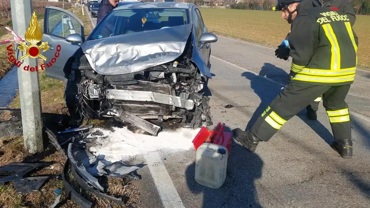 Scende dall'auto dopo un incidente e viene centrata da un furgone finito in testa-coda: muore una donna - 