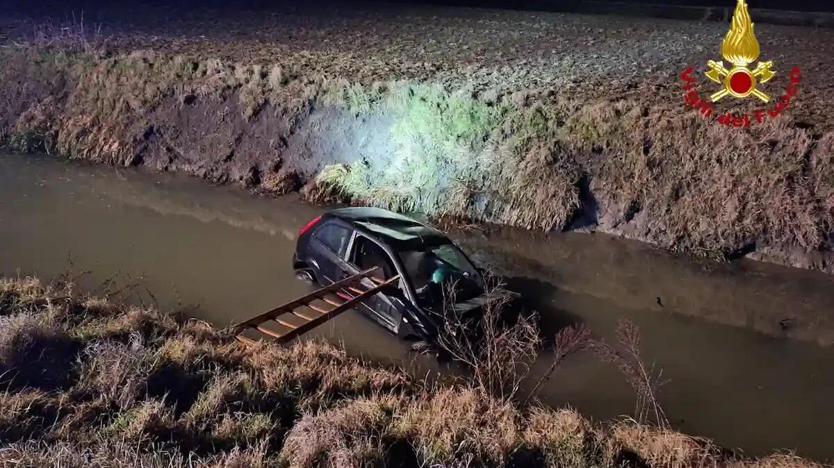 Esce di strada e finisce nel canale d'irrigazione: auto recuperata con autogrù, due persone a bordo ferite - 