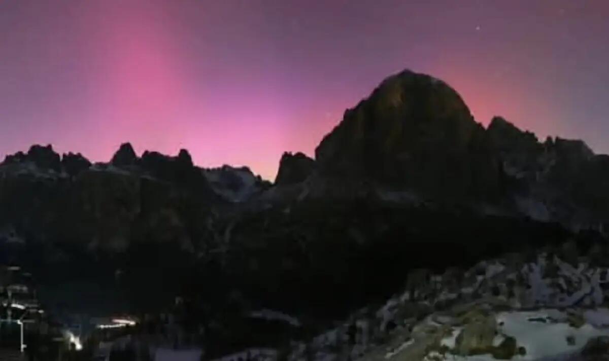 Il magico spettacolo dell'Aurora Boreale SAR sopra Cortina e le Dolomiti - 