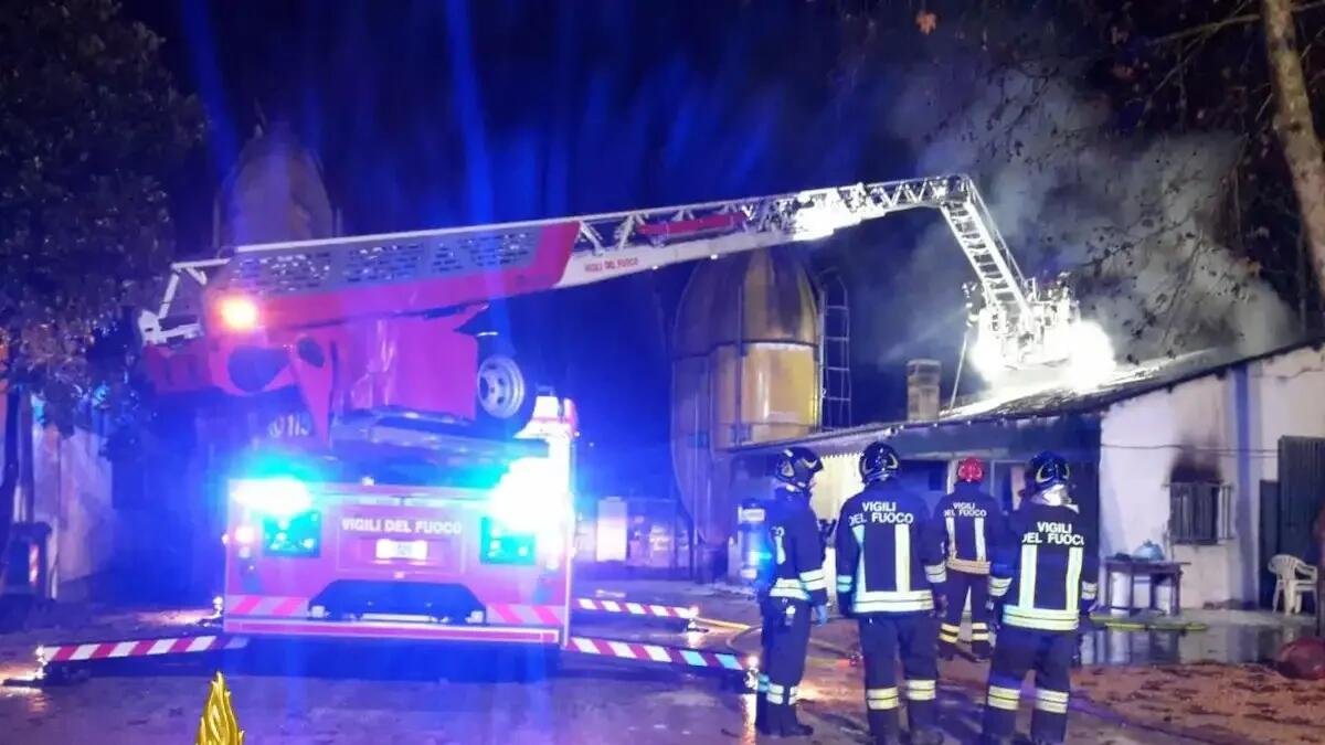 Violento incendio divampa in una cucina: capannone agricolo avvolto dalle fiamme - 