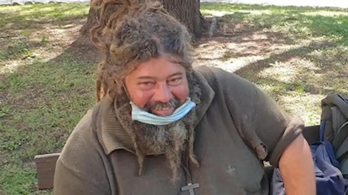 Famiglia accoglie un pastore-pellegrino in casa: trovato senza vita il giorno dopo - 