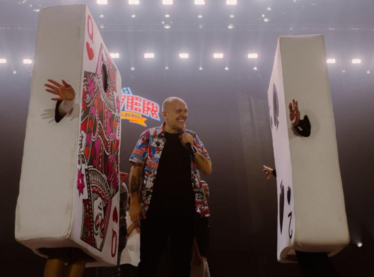 Max Pezzali: il karaoke generazionale che riporta in vita gli anni '90 - 