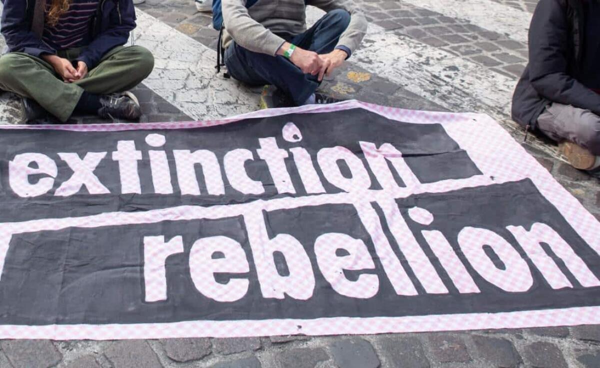 Attiviste di Extinction Rebellion denunciano abusi in questura a Brescia: richiesta giustizia - 
