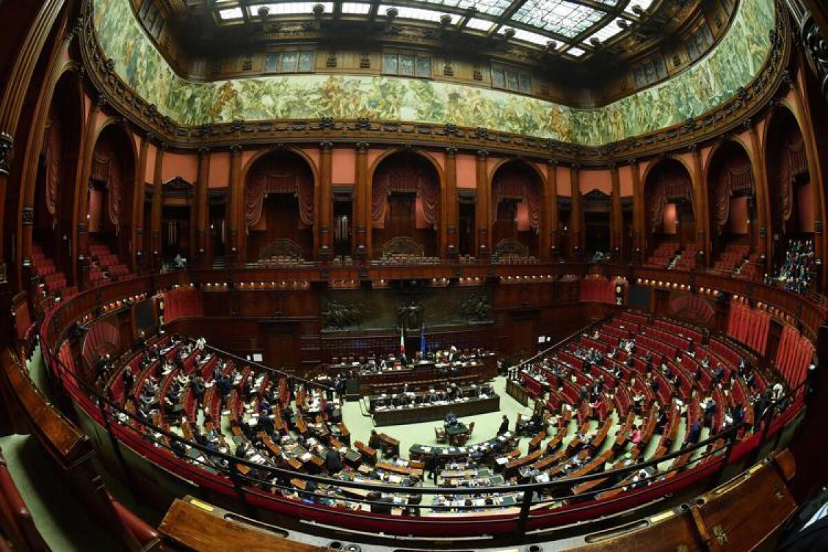 Polemica tra Avs e Dell'Utri: tensione in Aula dei deputati - 