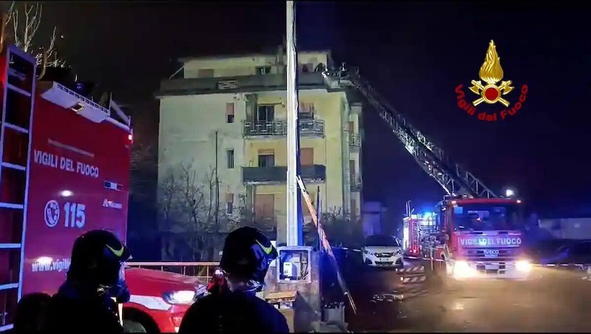 In fiamme i contatori del condominio: ragazzina presa dal panico si lancia dal balcone, 9 intossicati -
