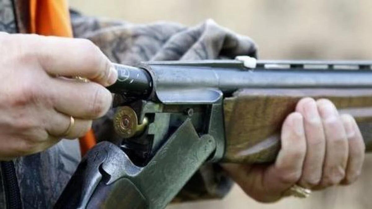 Mostra il fucile a un amico, ma parte un colpo: trasportato d'urgenza un 21enne ferito al petto - 