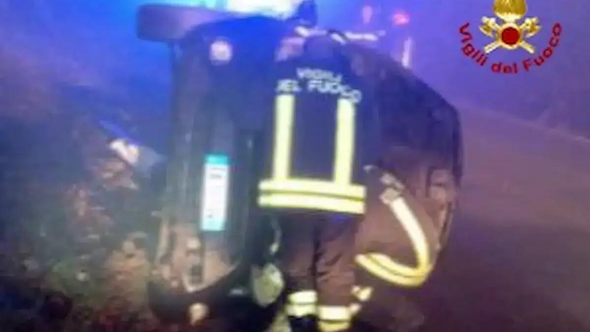 Auto finisce fuori strada e si ribalta su un fianco: feriti due anziani, traffico deviato -