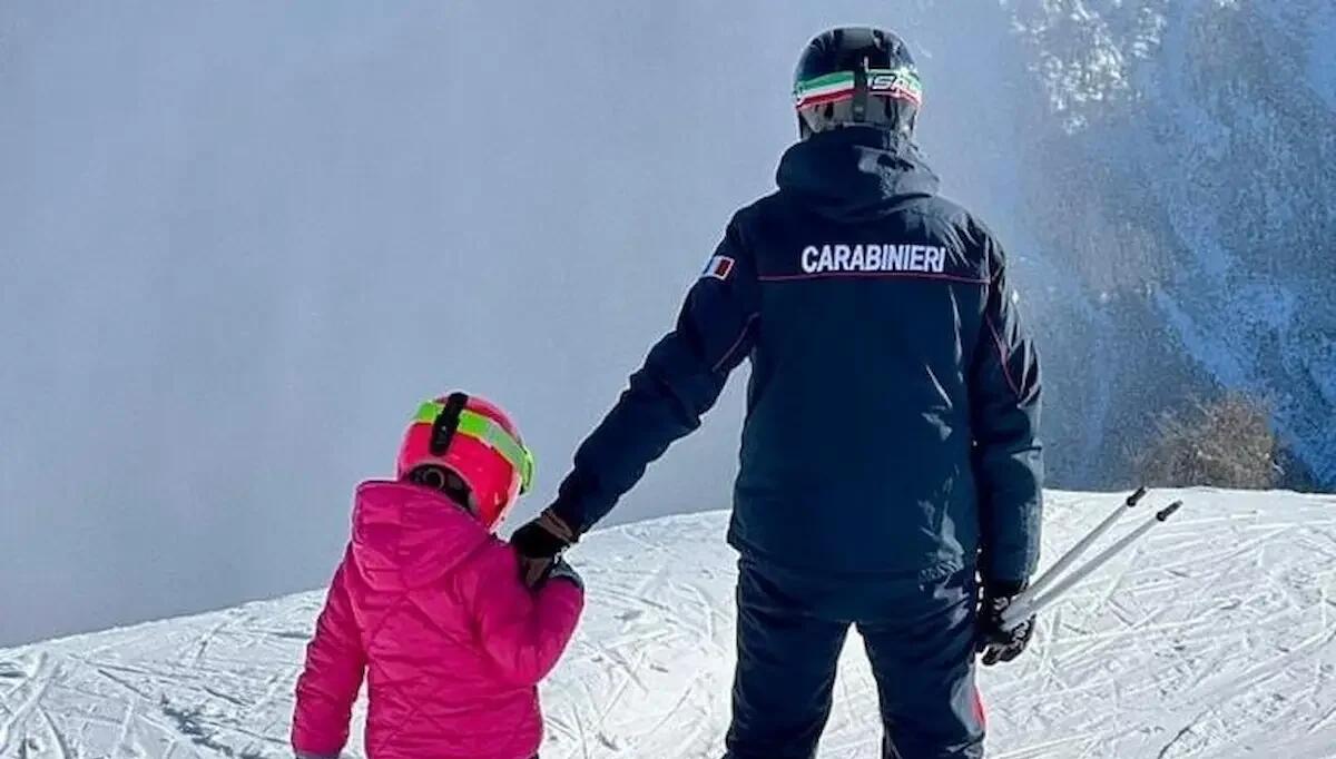 Lasciano sola per ore la figlia di 6 anni sulle piste da sci: quando tornano a prenderla trovano i Carabinieri -