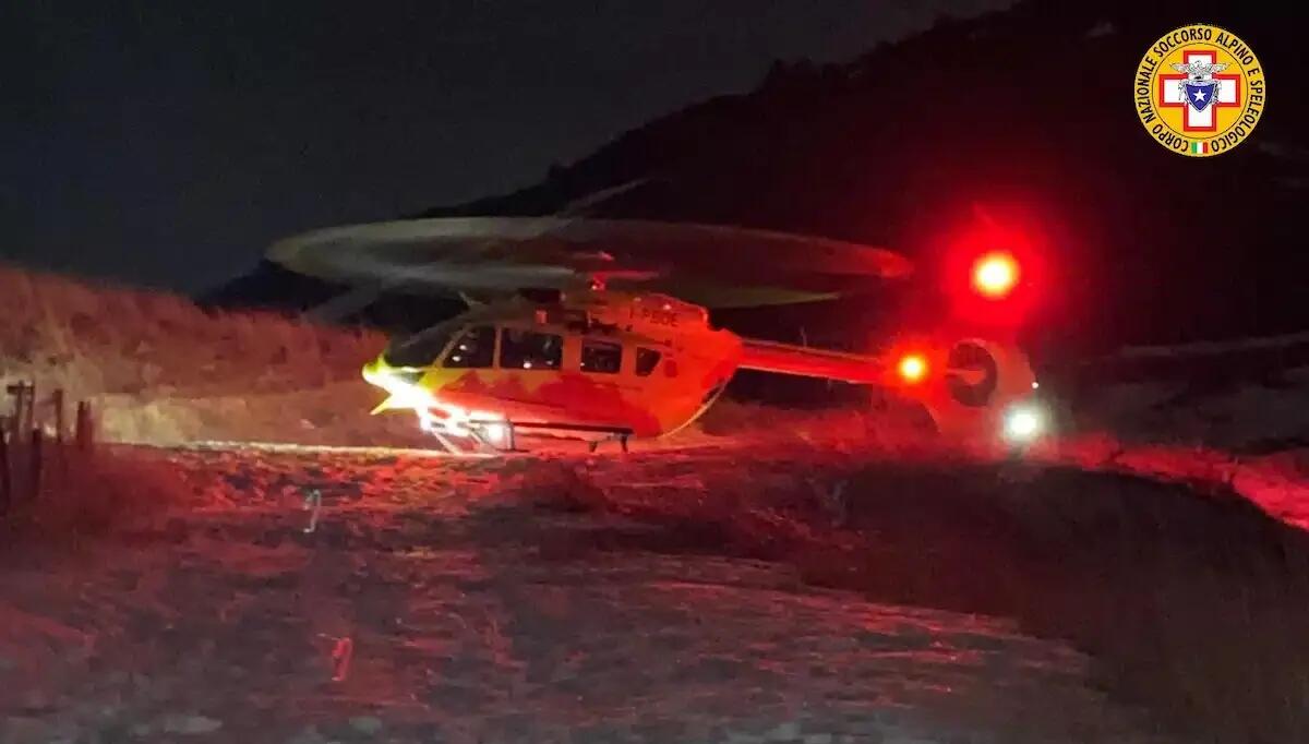 Si ferisce gravemente alla gamba tentando di liberare l'auto dalla neve: 57enne elitrasportato in ospedale - 