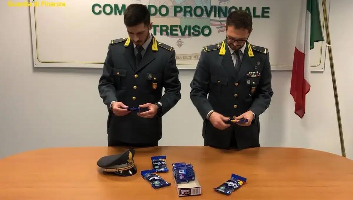 Società vendeva merce contraffatta: denunciati tre amministratori, sequestrate 35.000 lamette da barba - 