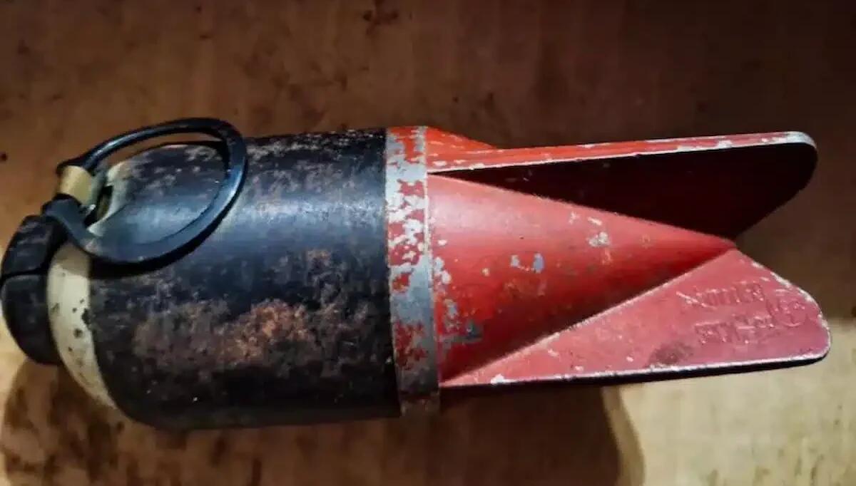 Ritrovamento choc nella soffitta della madre: una granata da mortaio e due Beretta della Grande Guerra - 