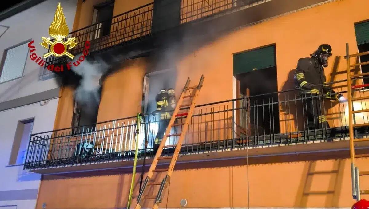Tragedia in appartamento: divampano le fiamme ed esplodono due bombole di GPL, morto un 76enne - 
