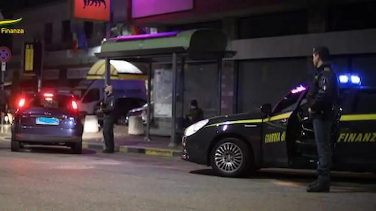 Era ricercata per svariati reati: arrestata durante un controllo stradale, trovata anche in possesso di droga - 