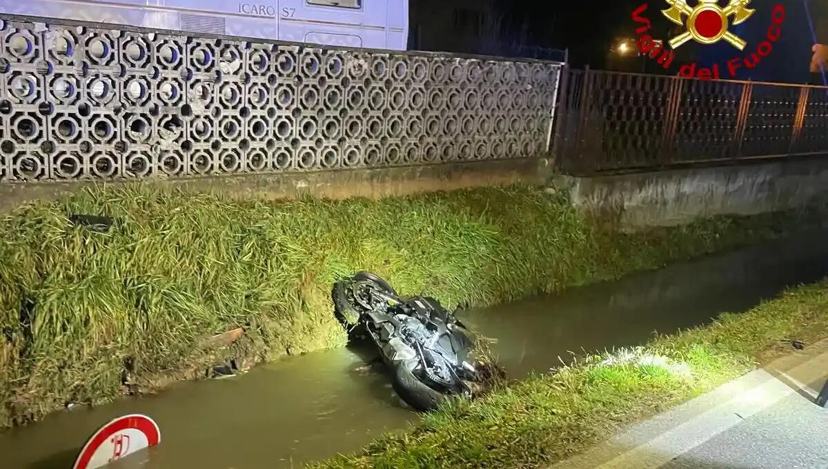 Scontro auto-moto: centauro 19enne abbatte un cartello stradale e finisce nel fosso, ferito - 