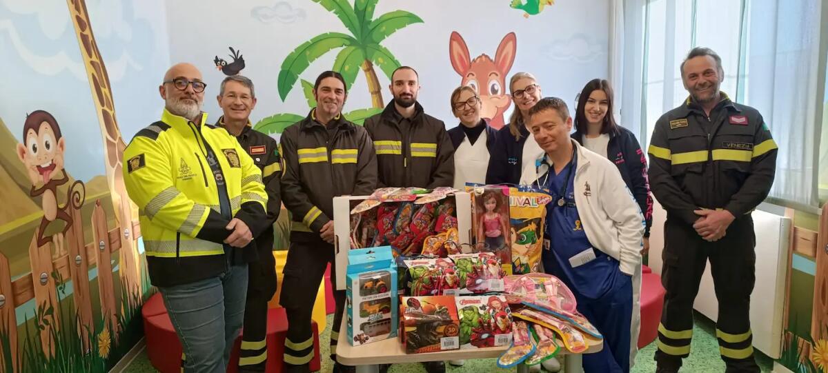 I vigili del fuoco di Portogruaro e Caorle portano sorrisi e doni ai piccoli pazienti ricoverati - 