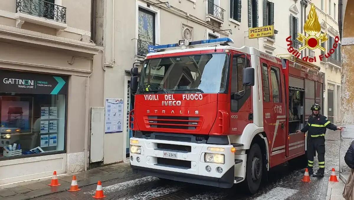 Prende fuoco una cabina elettrica: il fumo raggiunge il palazzo di una finanziaria, evacuato - 