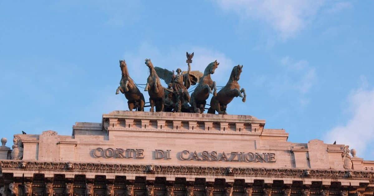 Il controllo oppressivo del marito: la storia della donna costretta a rinunciare alla sua libertà. - 