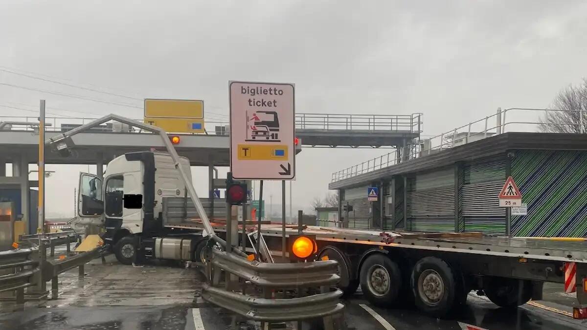 Traffico in tilt a San Giorgio di Nogaro: mezzo pesante distrugge le barriere del casello - 