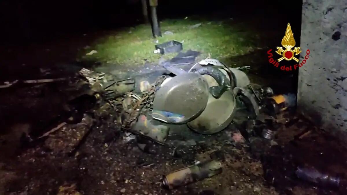 Brace della griglia a terra, prima scoppia l'incendio poi esplode la bombola di GPL - 
