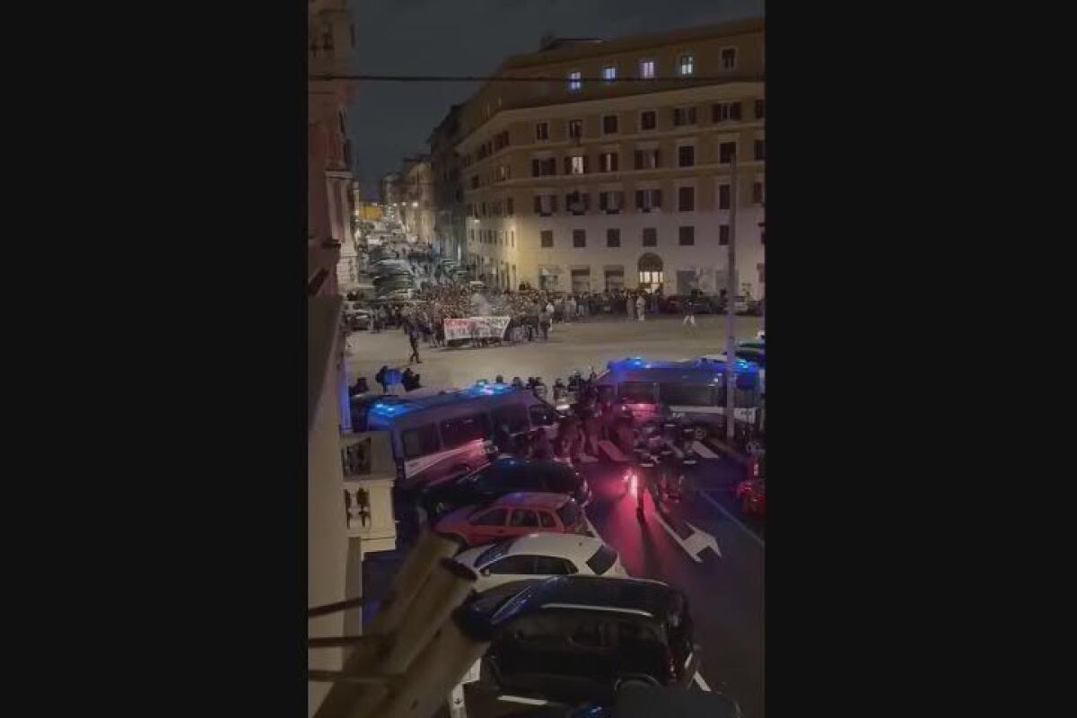 Scontri al corteo per Ramy a Roma: manifestanti contro forze dell'ordine - 