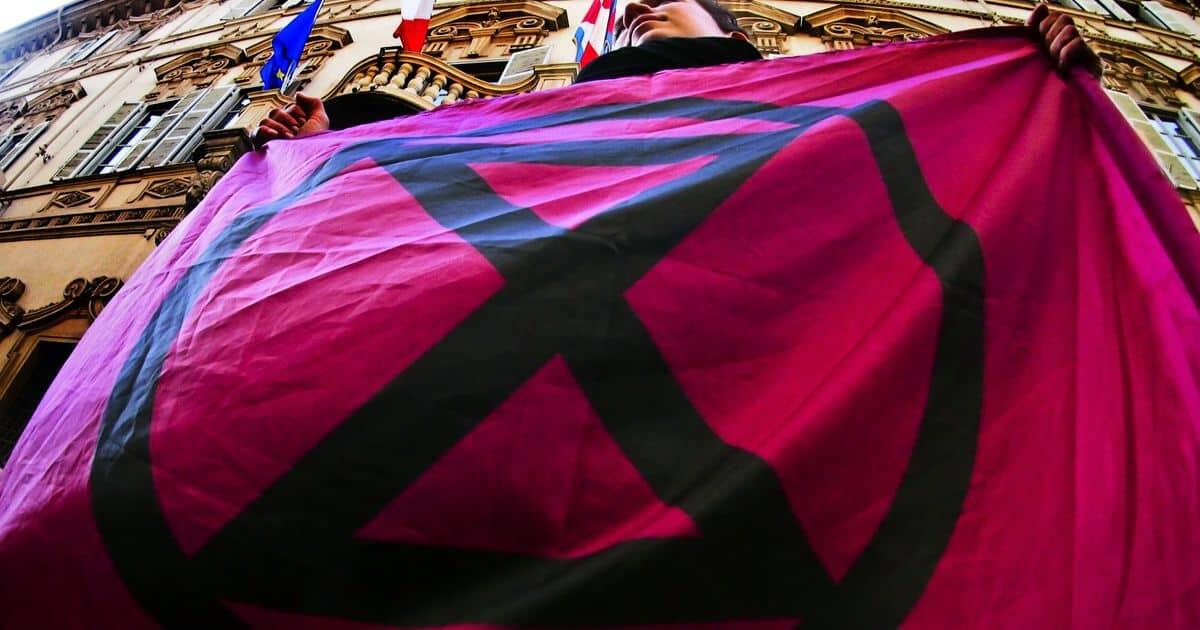 Attiviste costrette a spogliarsi in Questura: denuncia di Extinction Rebellion a Brescia - 