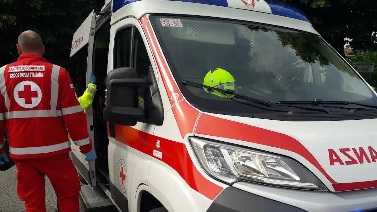 Giovane ferito in pieno centro: gli sparano con una pistola a piombini da un'auto, soccorso un 30enne - 