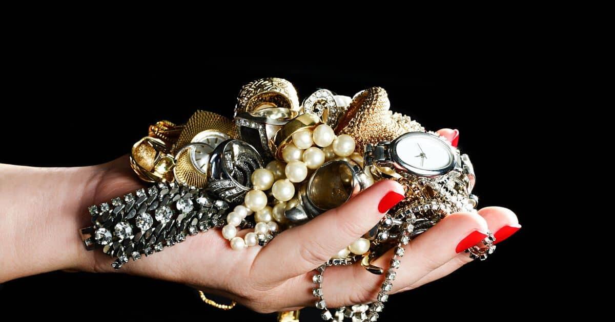 Arrestata badante per furto di gioielli a Alcamo: 56enne in manette - 