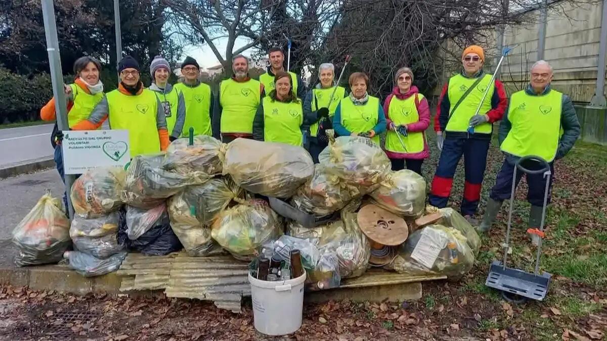Profilattici, vibratori, bottiglie di alcolici e pannolini sporchi: raccolti 20 sacchi di rifiuti gettati per strada - 