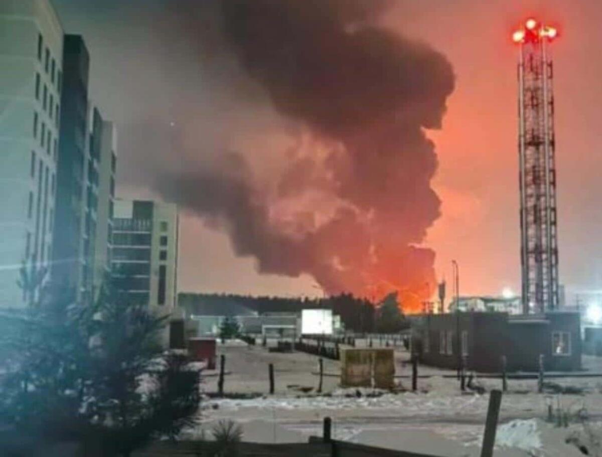 Ucraina attacca obiettivi in Russia: la più massiccia operazione dall'inizio della guerra - 