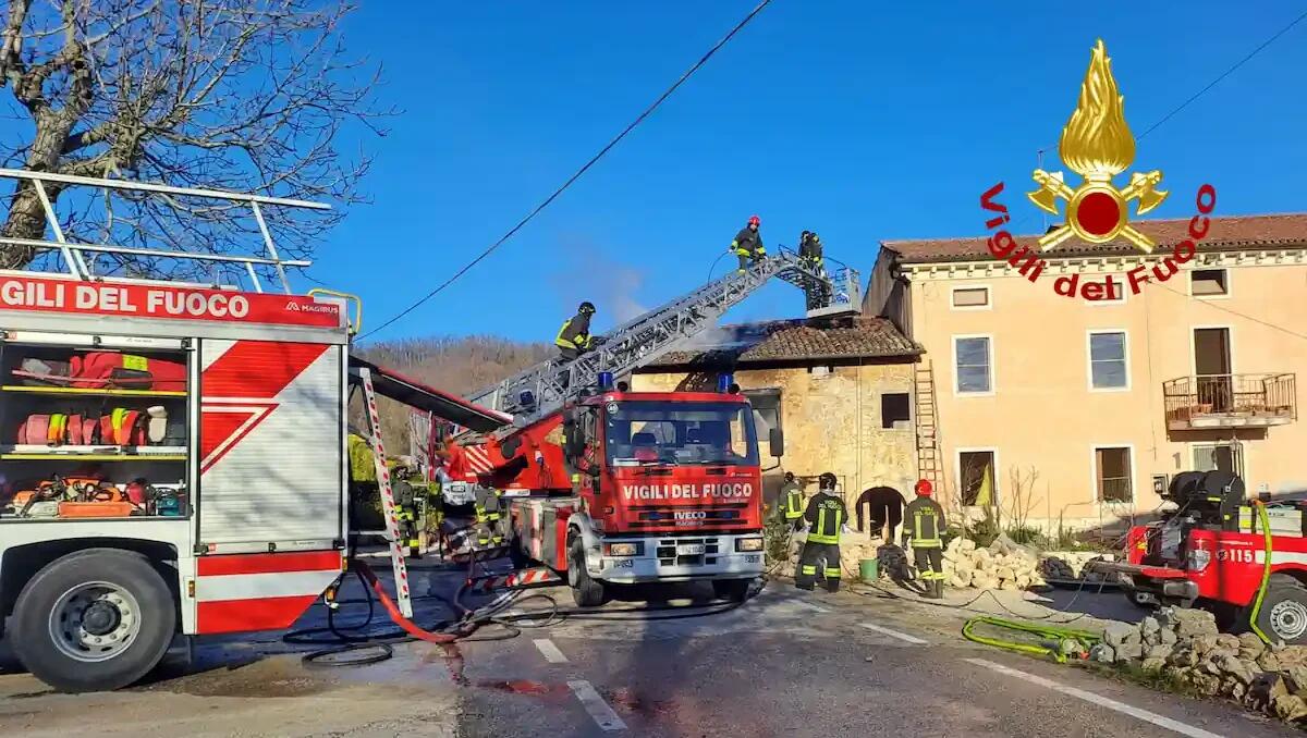 Annesso agricolo in fiamme: collassa la copertura dell'edificio e brucia il materiale al suo interno -