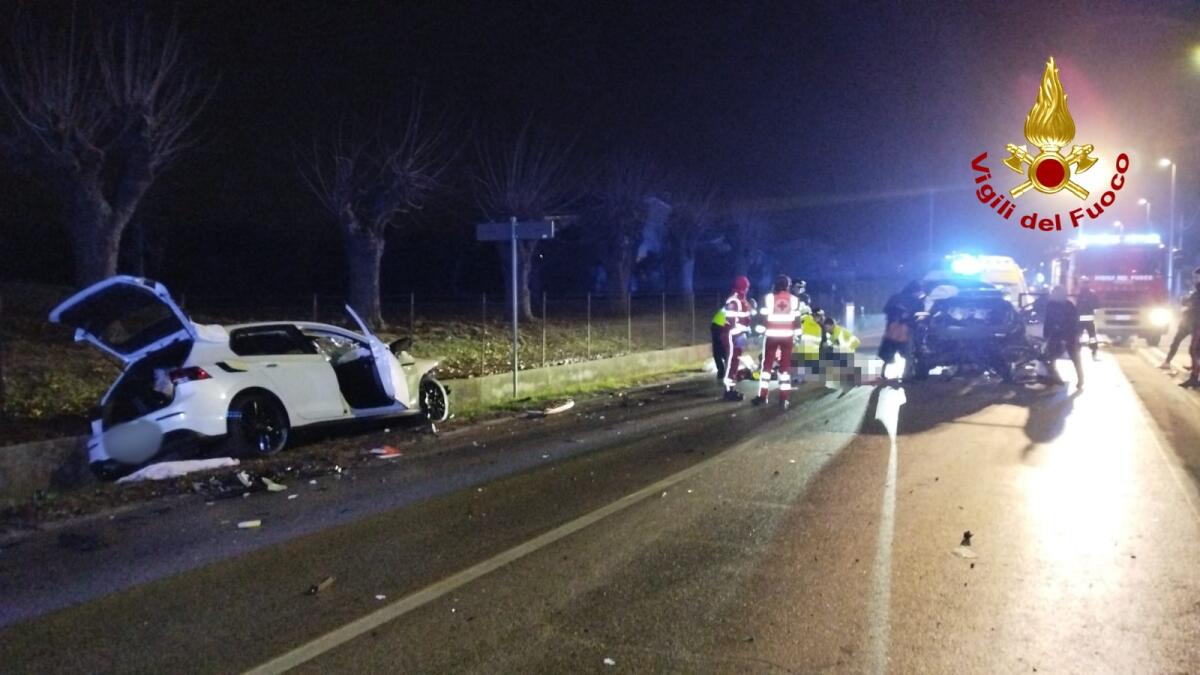 Tremendo scontro tra due auto nella notte: sei feriti, tre incastrati tra le lamiere -