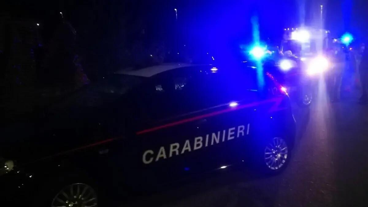 Serata di paura per un 15enne mentre tornava a casa: aggredito e derubato da cinque uomini - 