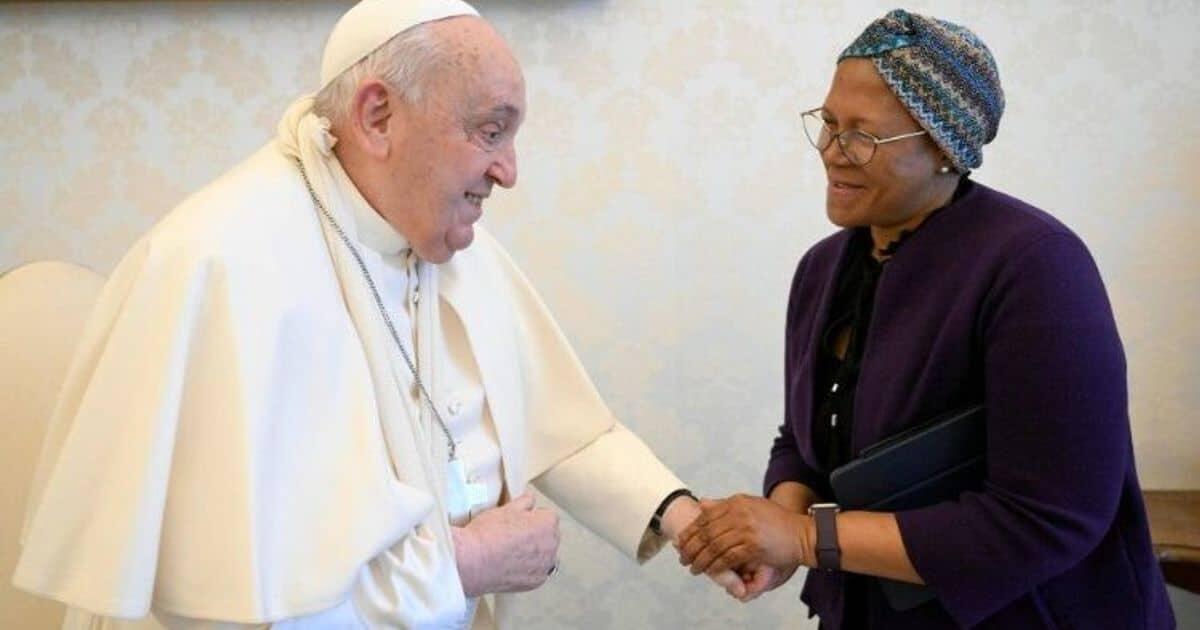 Papa Francesco si contunde il braccio destro: non ci sono fratture - 