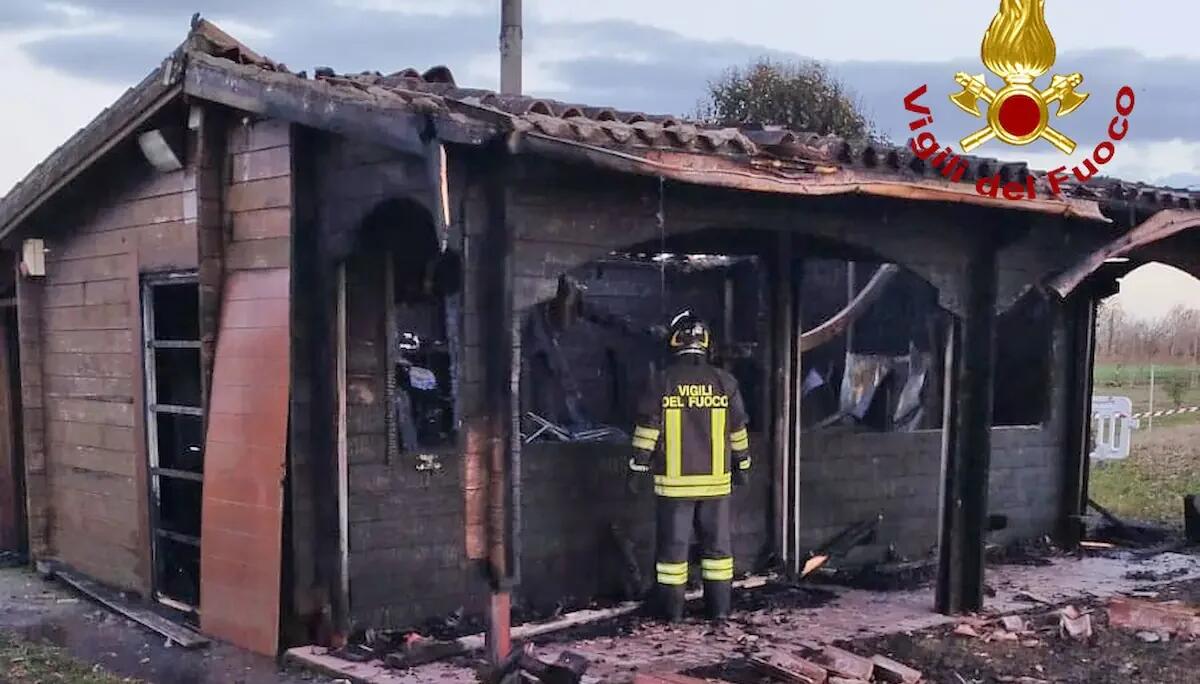 Incendio divampa nella casetta della Pro Loco: l'intervento dei pompieri evita il peggio -