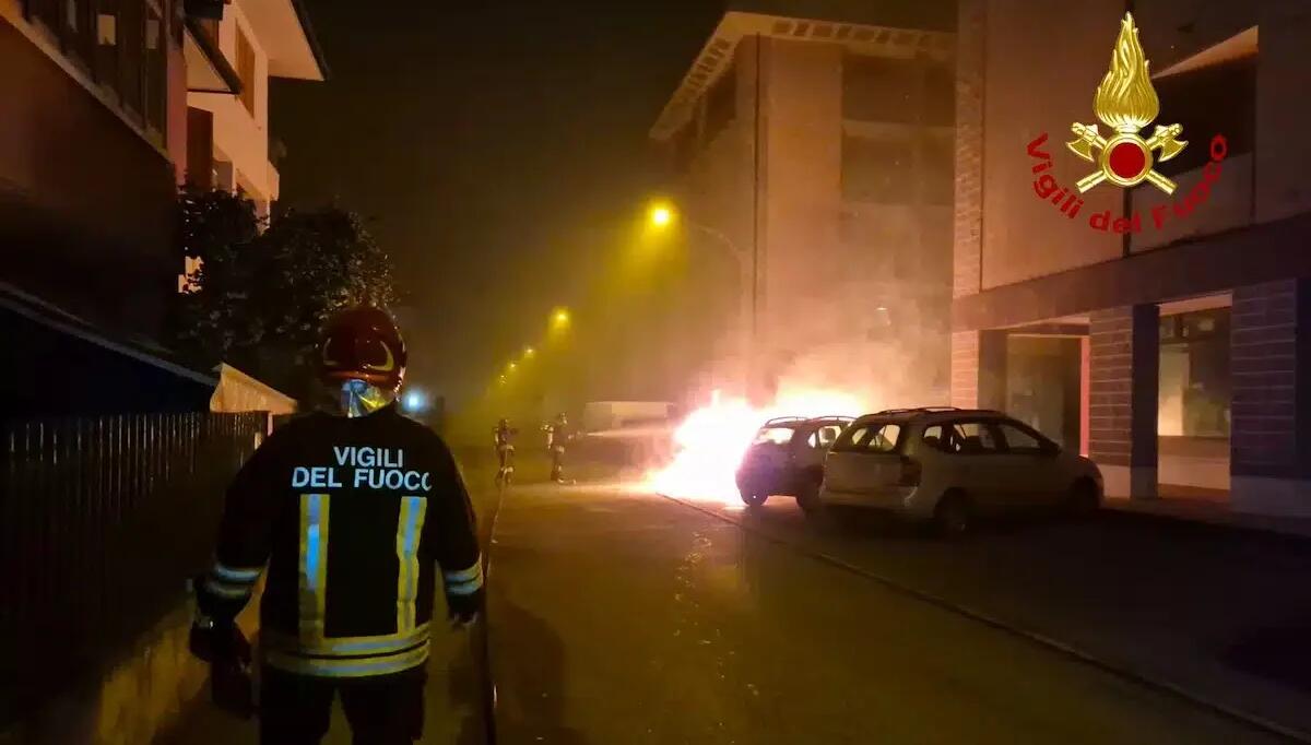 Incendio nella notte: le fiamme avvolgono un'auto, leggeri danni a una vettura parcheggiata affianco -