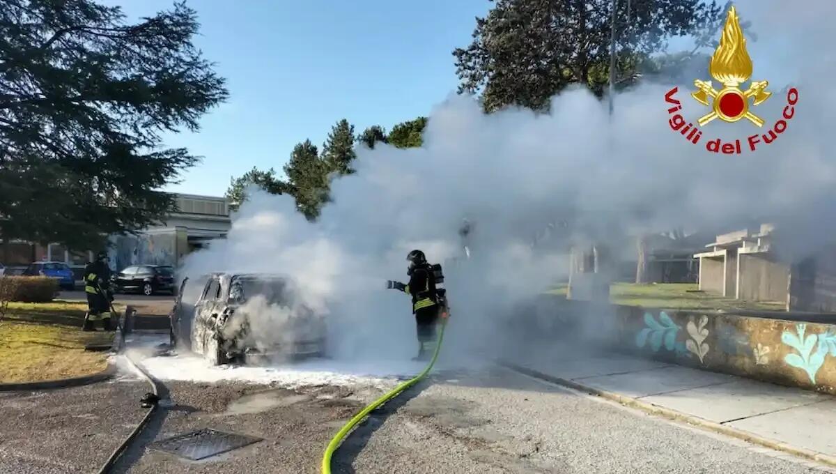 Nota del fumo uscire dal cruscotto mentre porta la figlia a scuola: auto avvolta dalle fiamme - 