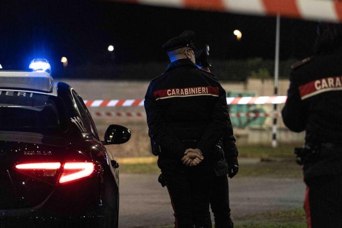 Rimini, uomo accoltella quattro persone in strada: ucciso da un carabiniere - 