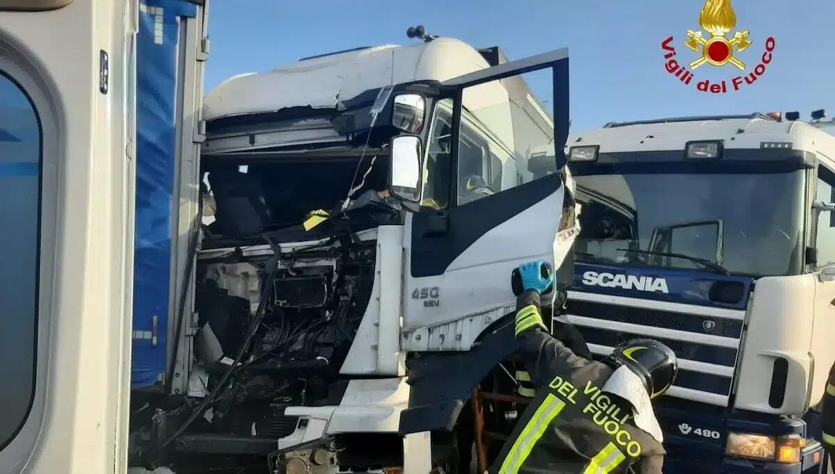 Incidente in A4, scontro tra mezzi pesanti: rallentamenti e code - 