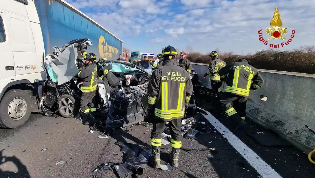 E' una donna la vittima della tragedia in A4: fatale il tamponamento a catena, grave un'altra automobilista - 