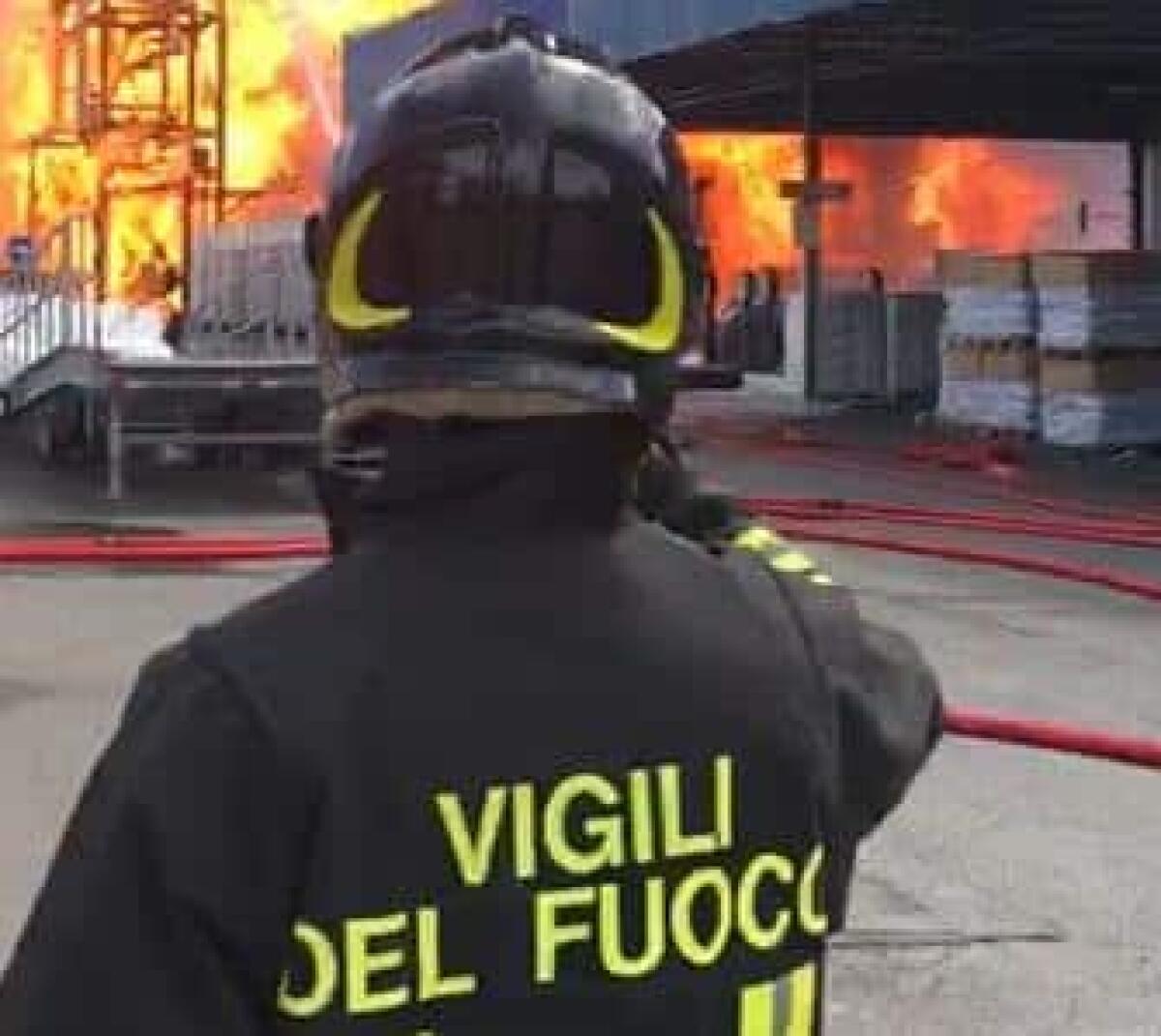 Incendio e esplosioni in azienda a Trissino: colonna di fumo preoccupante - 