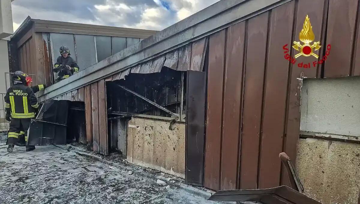 Incendio in azienda durante la posa di una guaina catramata: le fiamme bruciano il materiale isolante - 