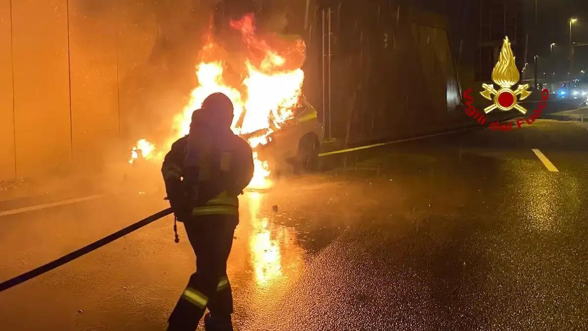 Scende dall'auto prima che prenda fuoco: Bmw distrutta dalle fiamme sulla superstrada -